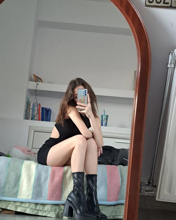 Mirror Selfie Poses in Black Outfit for Girls