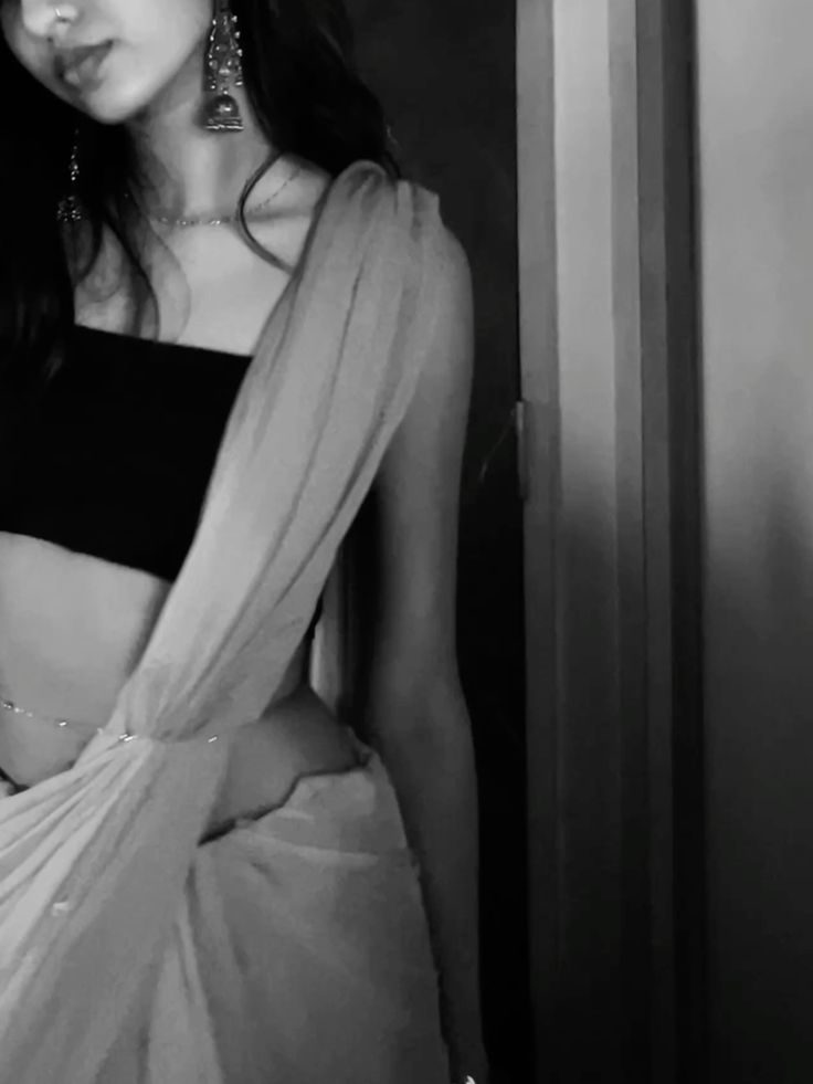 Aesthetic Black Dress Pics Hiding Face for Instagram