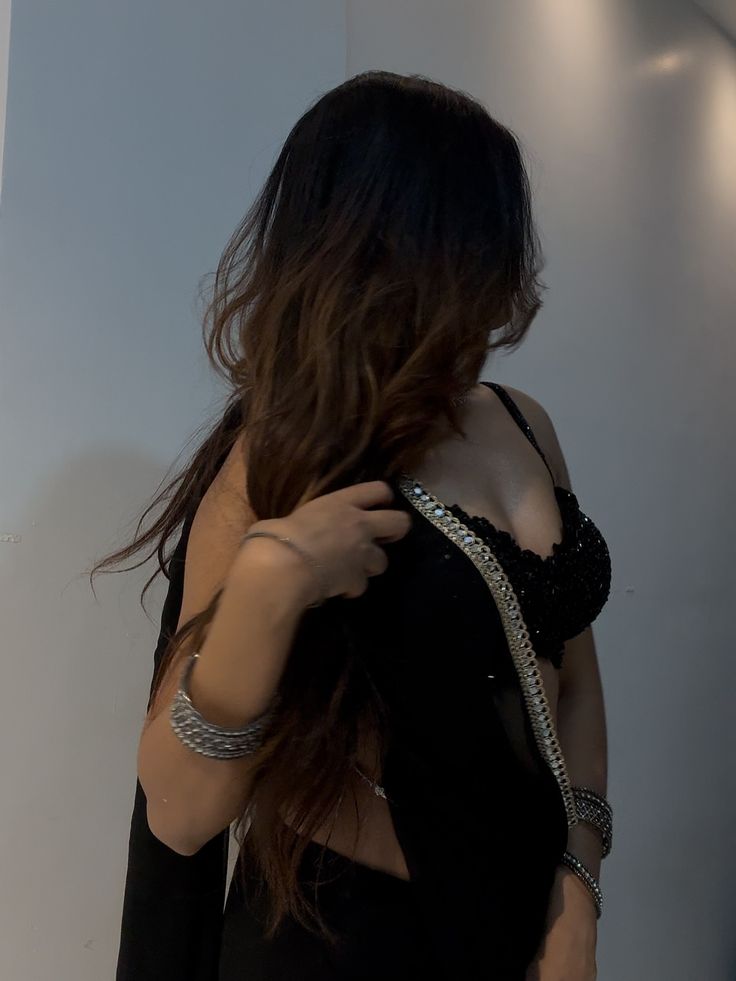 Mirror Selfie Poses in Black Outfit for Girls