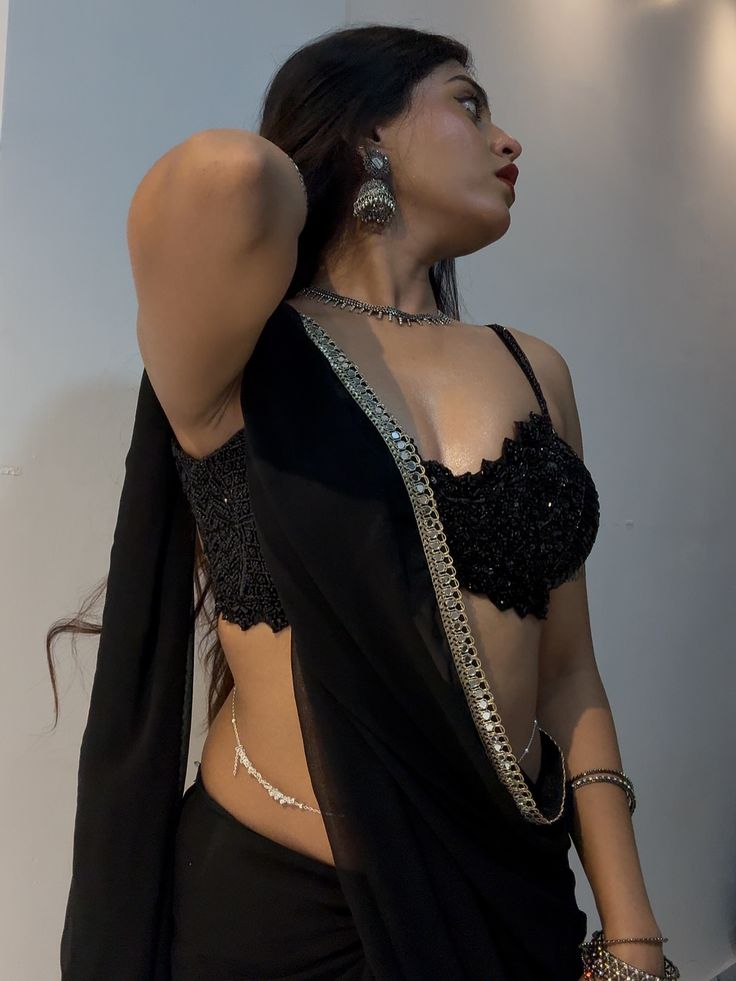 Mirror Selfie Poses in Black Outfit for Girls