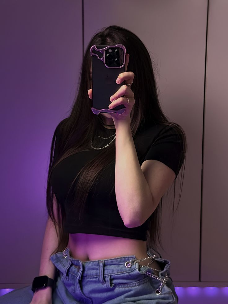 Mirror Selfie Poses in Black Outfit for Girls