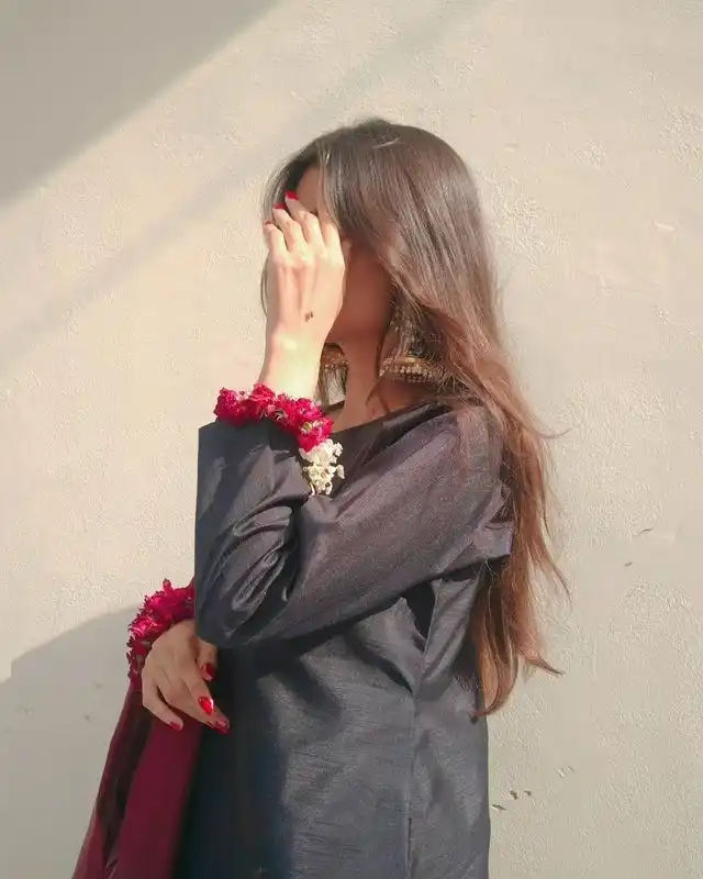 Aesthetic Black Dress Pics Hiding Face for Instagram