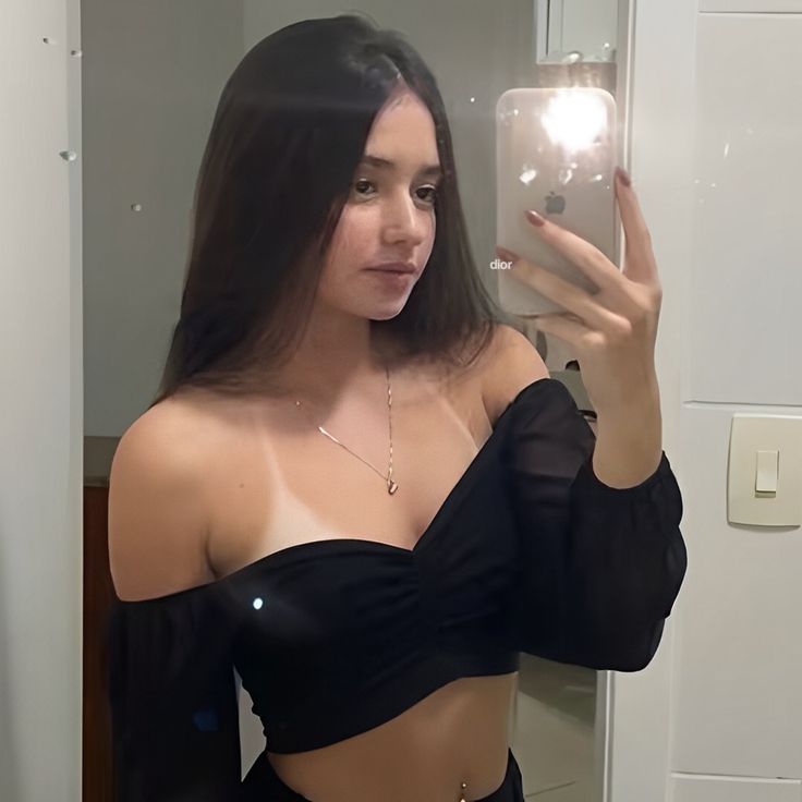 Mirror Selfie Poses in Black Outfit for Girls
