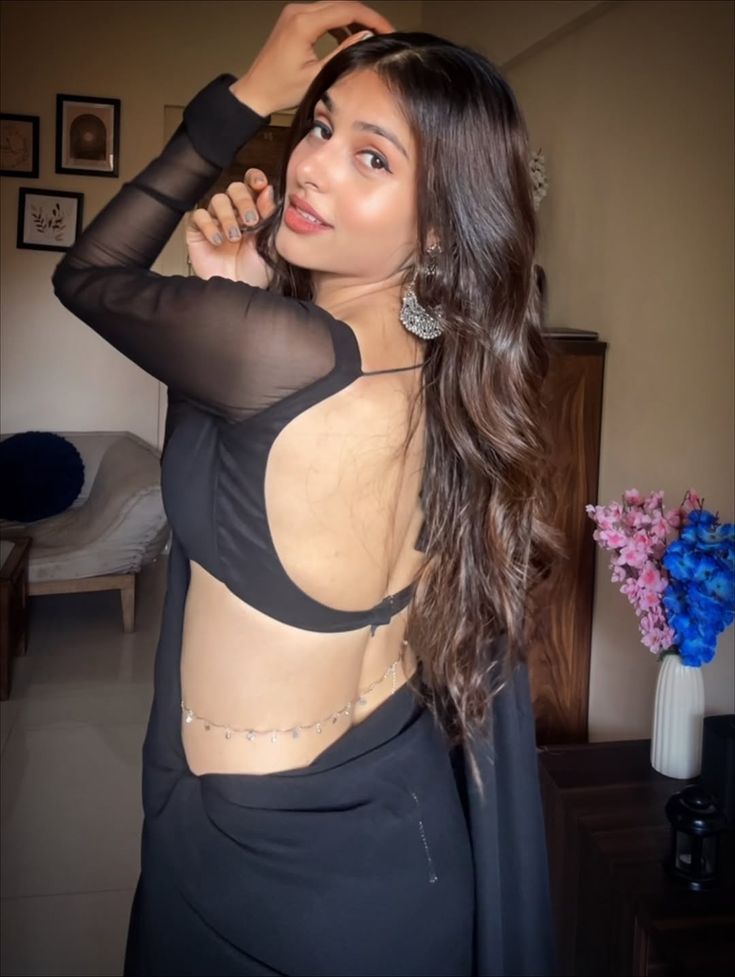 Mirror Selfie Poses in Black Outfit for Girls