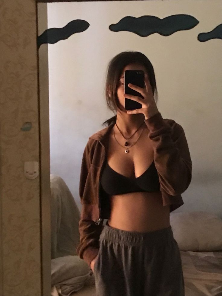 Mirror Selfie Poses in Black Outfit for Girls